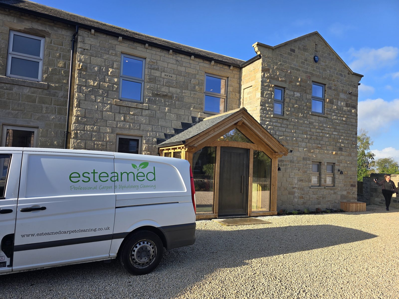 Esteamed van arriving at a stone barn conversion for an end of tenancy clean