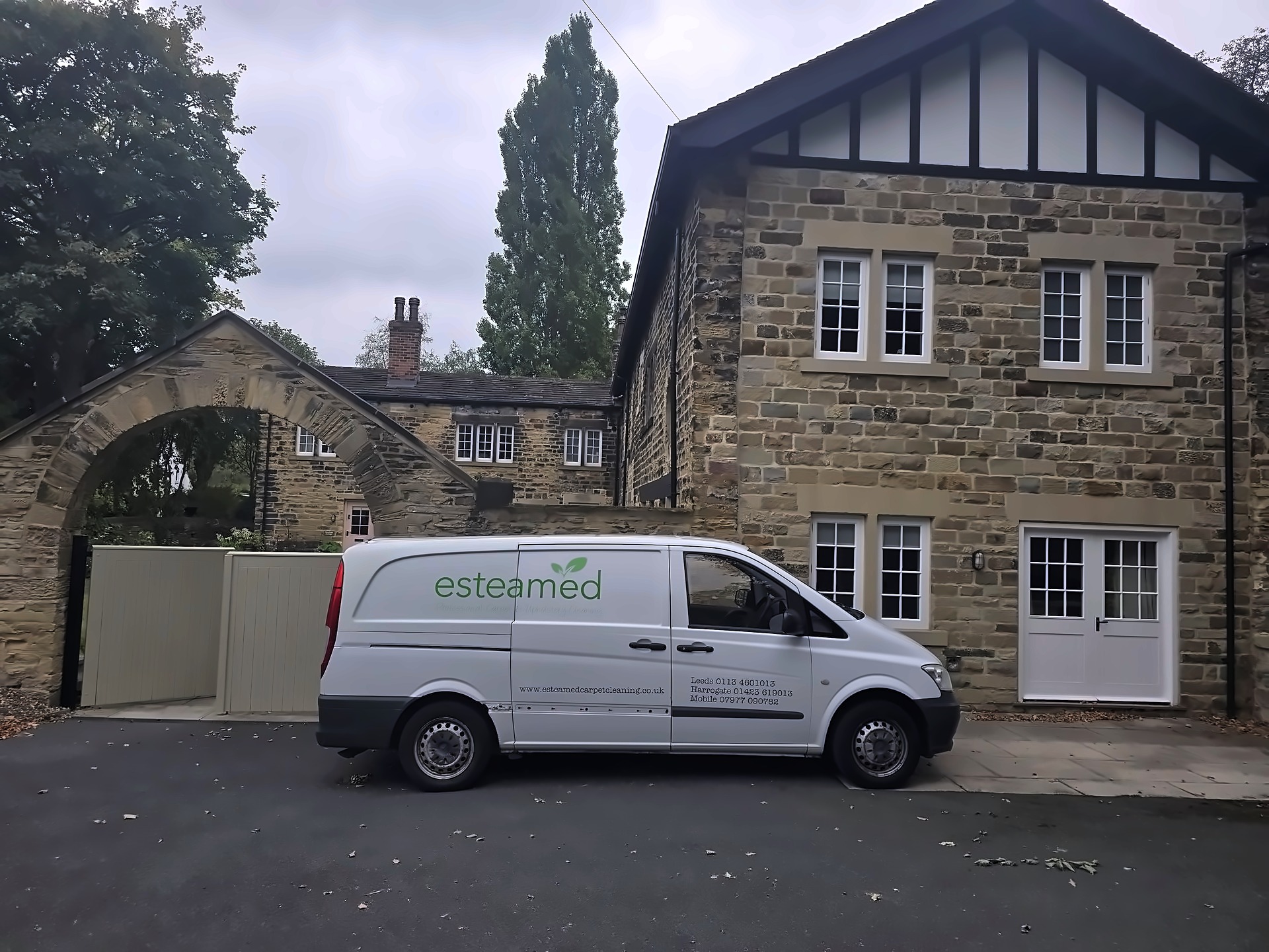 End of tenancy clean — living room carpet deep cleaned for inventory inspection